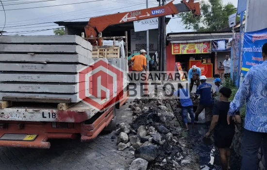 Pemasangan U-Ditch dalam Kegiatan CSR di Desa Tanjungan