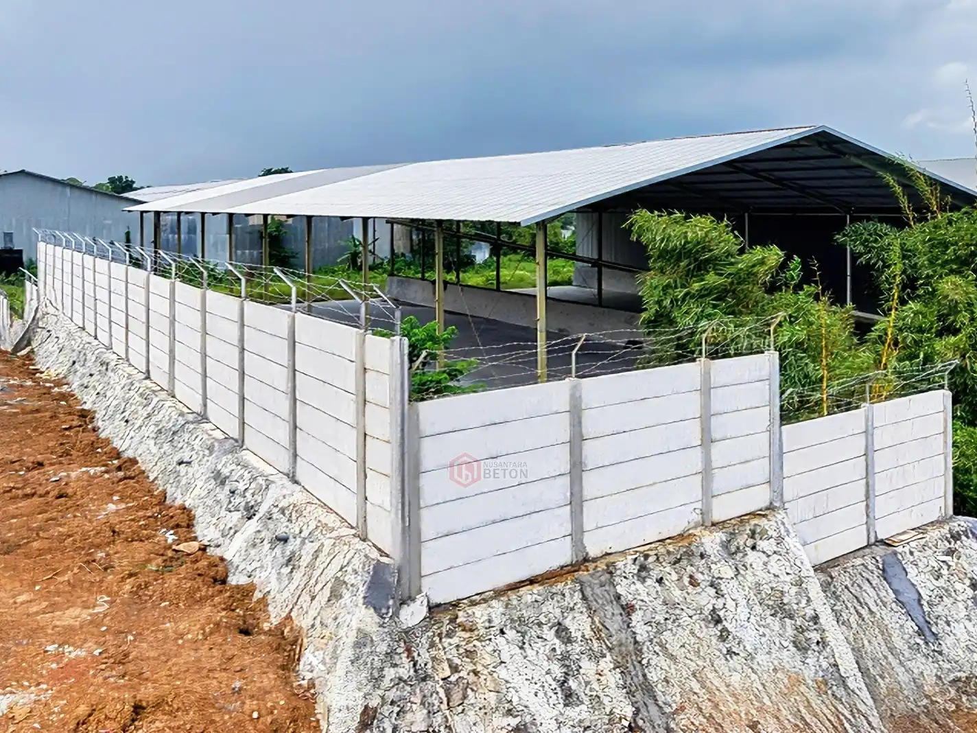 Panel Pagar Beton Kawat Duri
